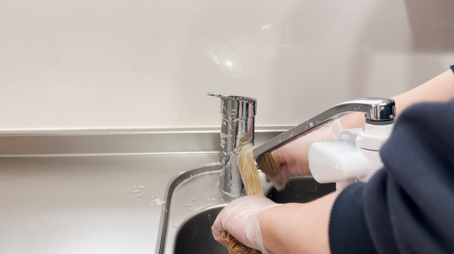 洗剤を使ってこする