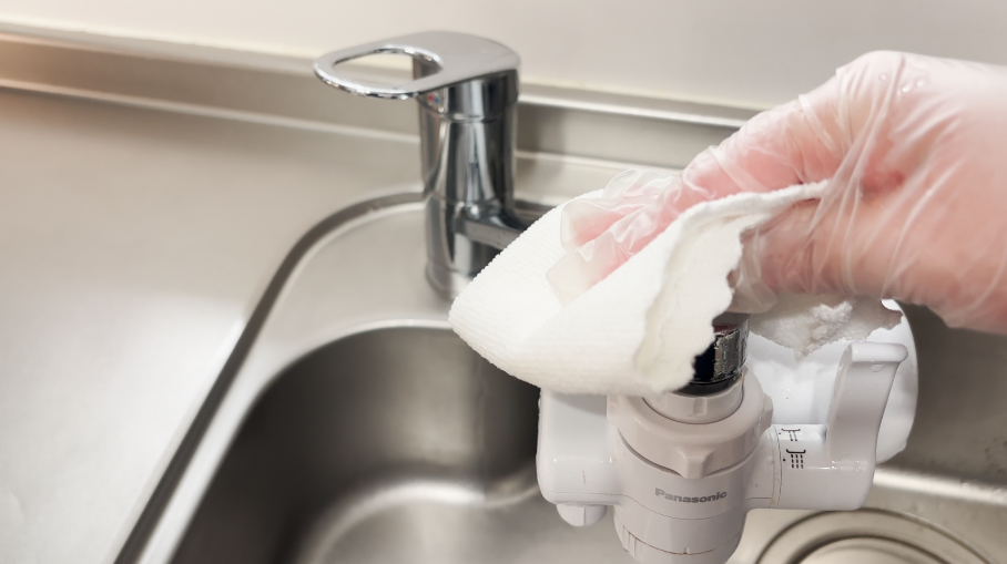 クロスで水気を拭き取る