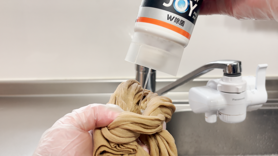 洗剤をつける