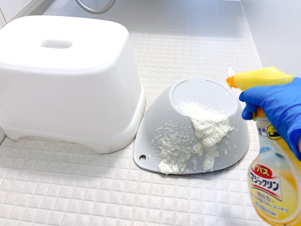 風呂イスと洗面器にバスマジックリンをかける