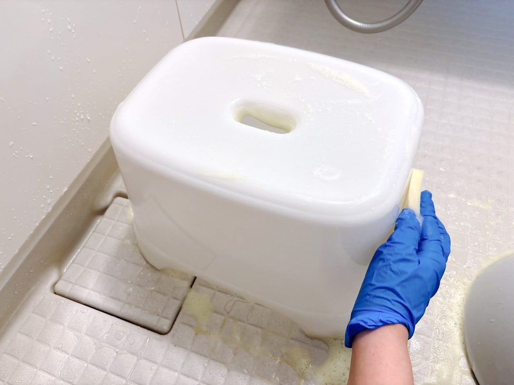 スポンジで汚れをこすり落とす