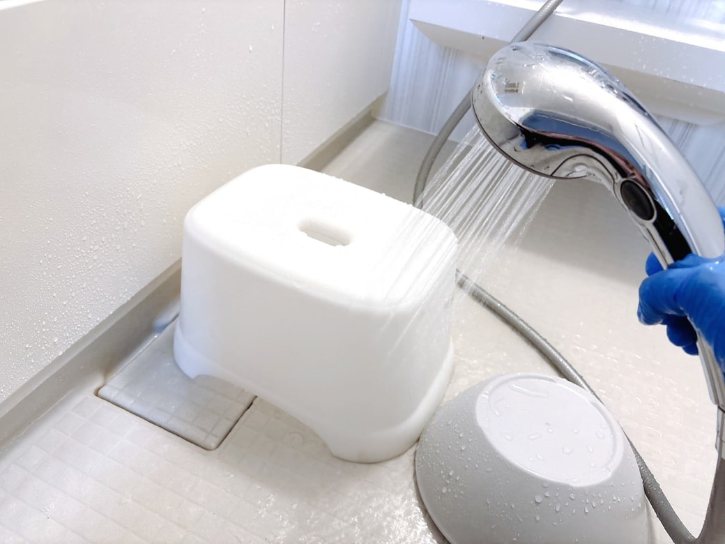 シャワーで洗い流す