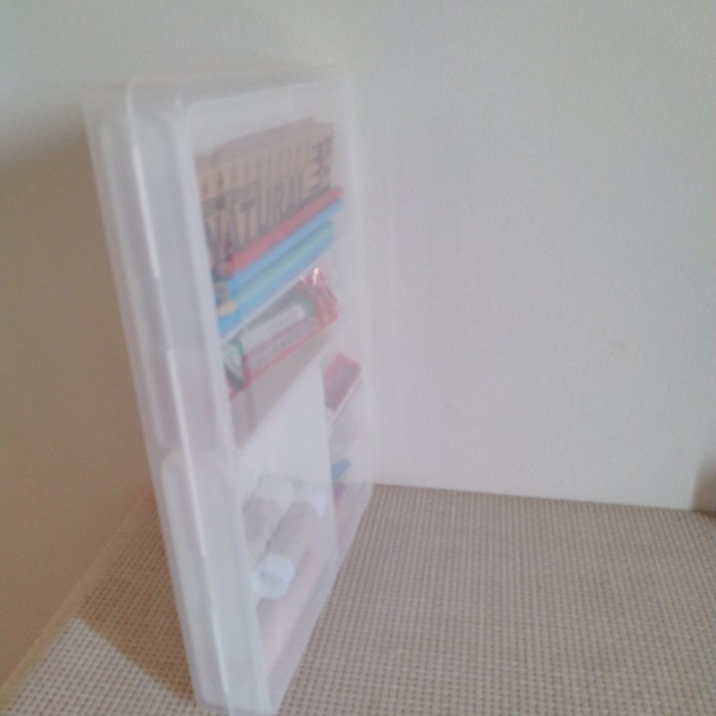 学用品を収納したケース