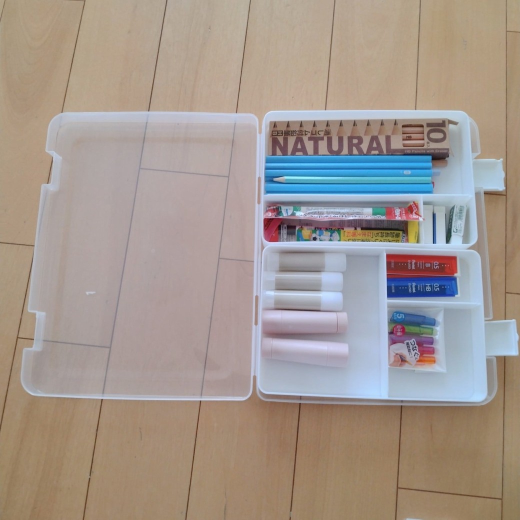 学用品を収納したケース