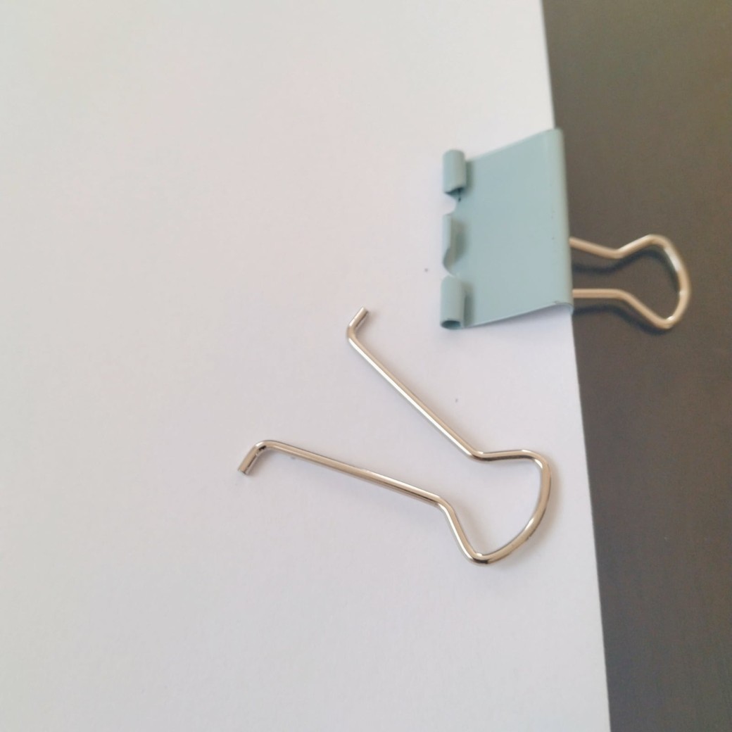 ダブルクリップで綴じた紙