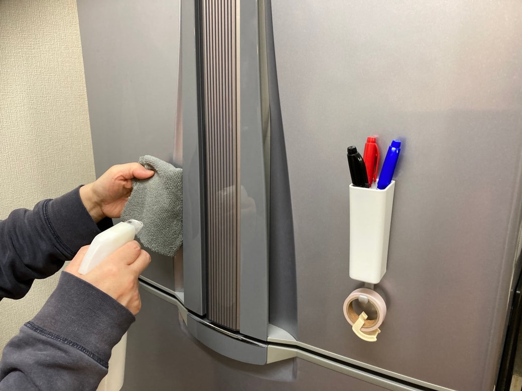 冷蔵庫の取っ手拭き掃除画像