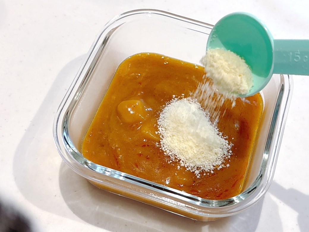 レトルトカレーに粉チーズをかける