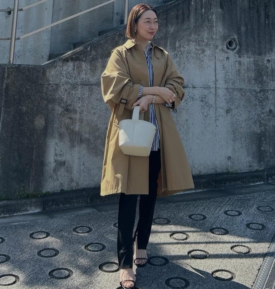 太めストライプシャツがトレンチコートと好相性。