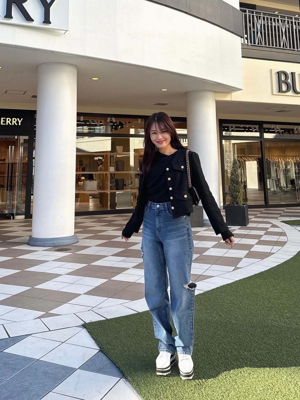 コンパクトなツイードジャケットはカジュアル合わせがgood。