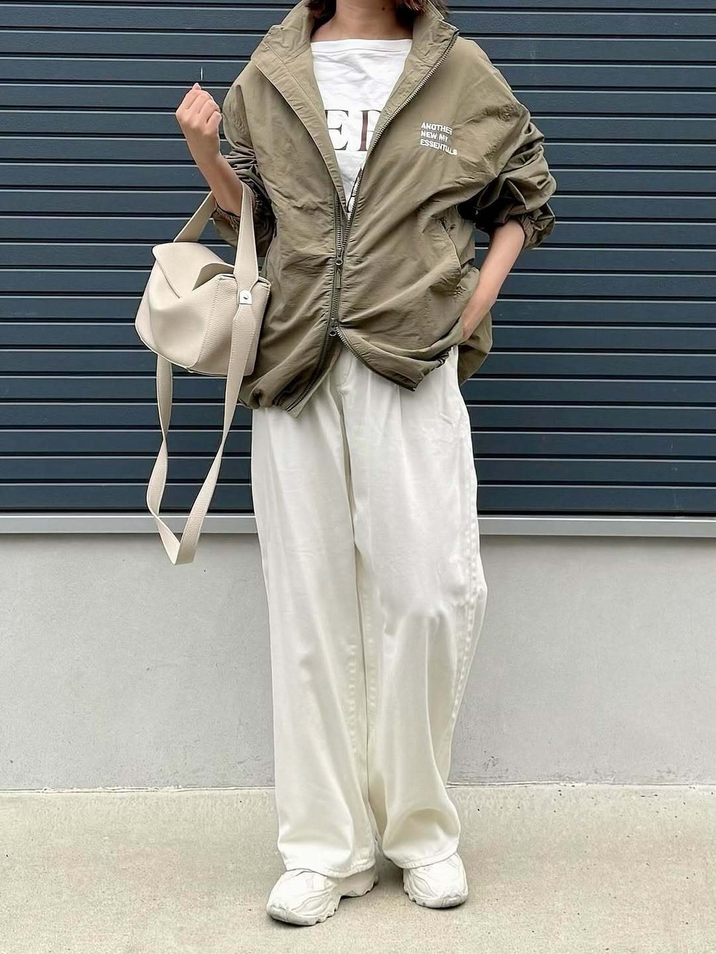 くすみカラーのアウターが春コーデにマッチ。