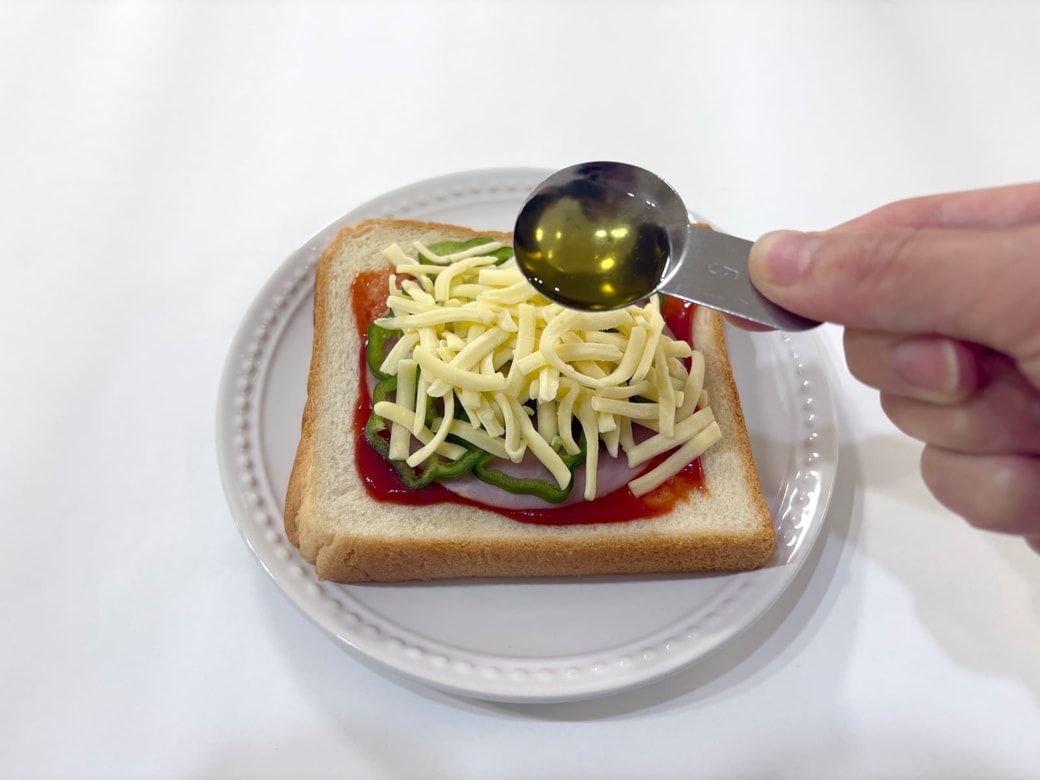 オリーブオイルを回しかける