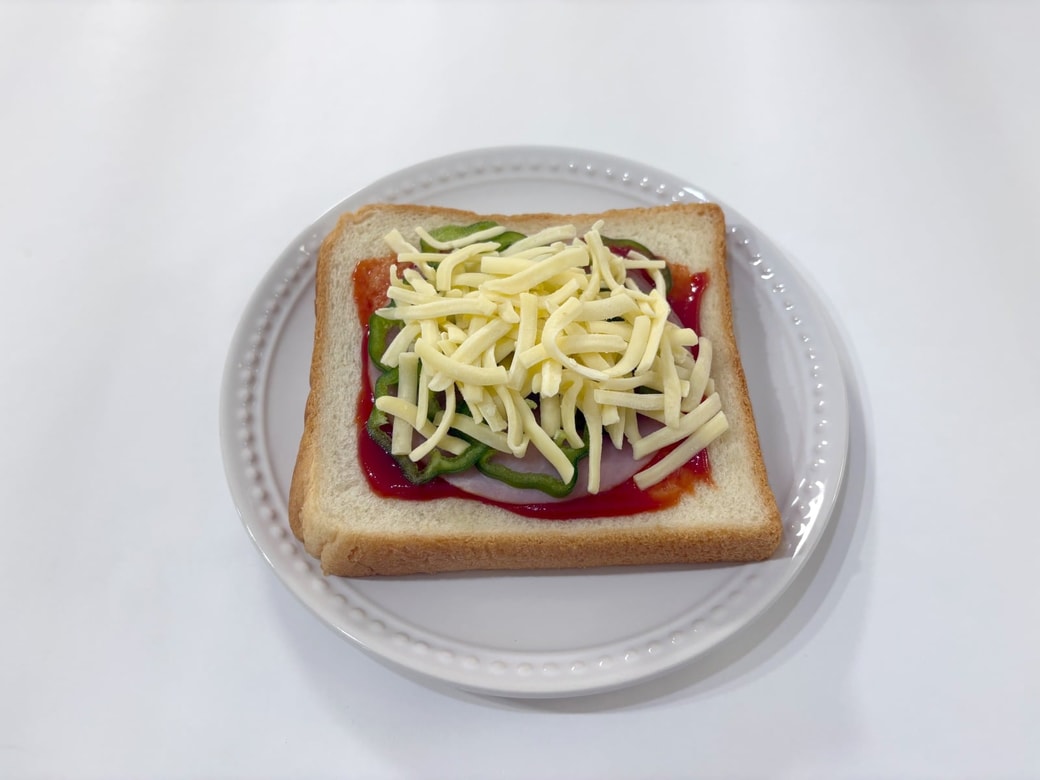食パンにケチャップを塗り、具材をのせる