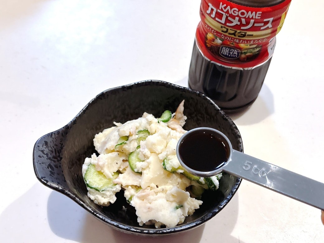 ポテトサラダにウスターソースをかける