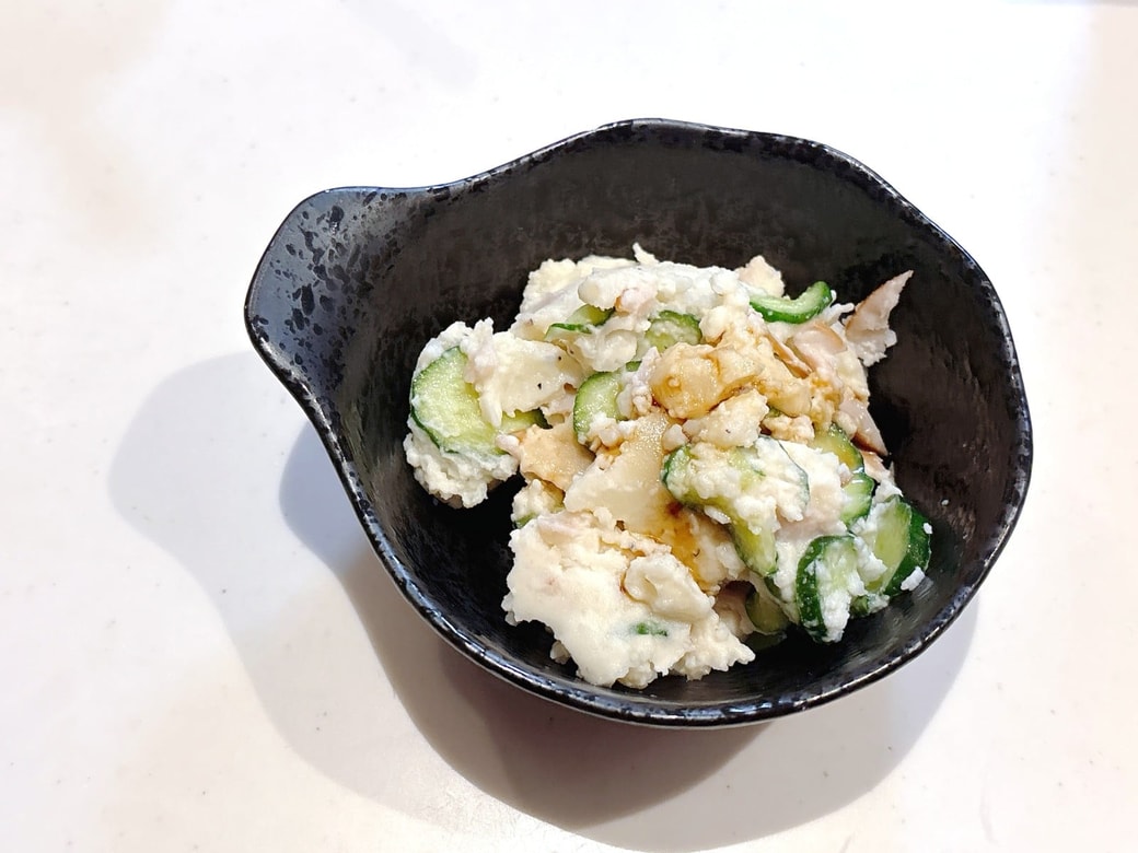 ウスターソースをかけたポテトサラダ