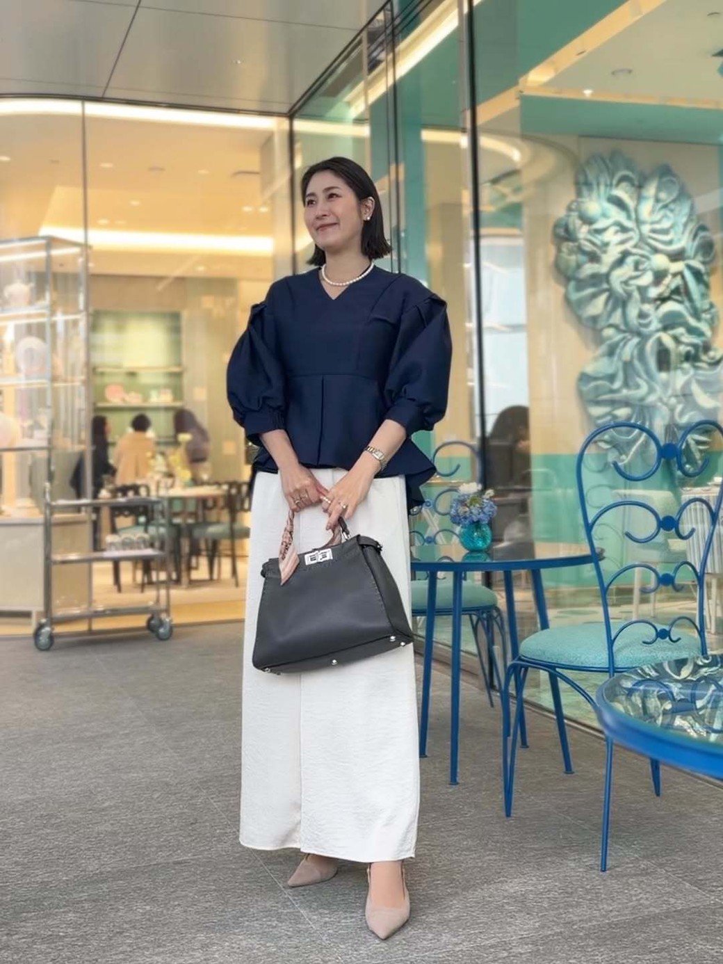 ボリューム袖の華やかコーデをパンプスできれいめにまとめて。