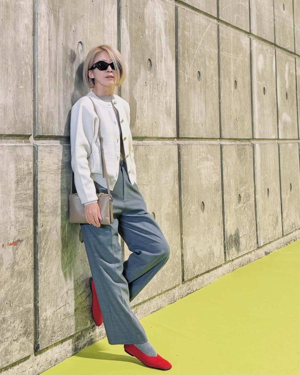 赤のパンプスでコーデにアクセントを。