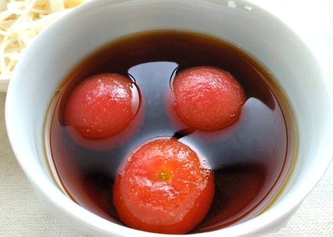 麺つゆにミニトマトを入れる