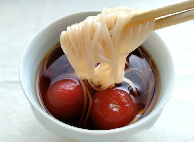 そうめんをつけて食べる