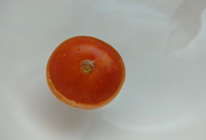 トマトを水にくぐらせるところ