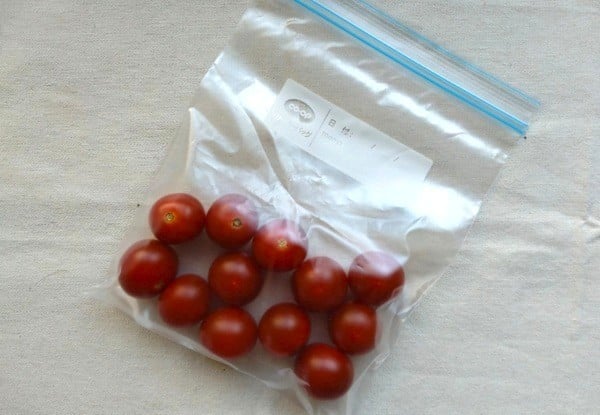 ミニトマトを食品用保存袋に入れたところ