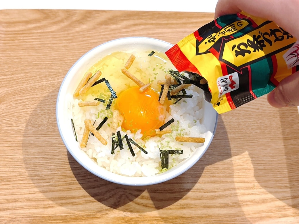 卵かけごはんにお茶漬けの素をかける