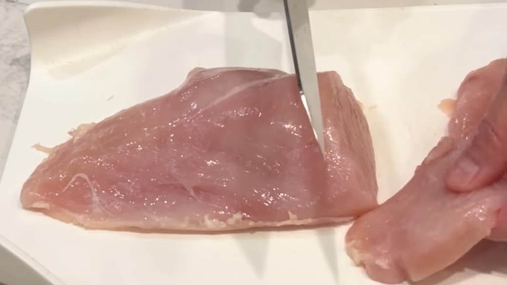 鶏むね肉をカットする人