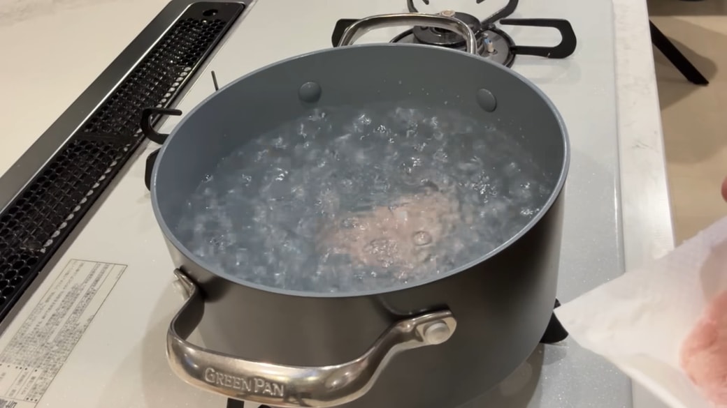 鶏むね肉をゆでる人