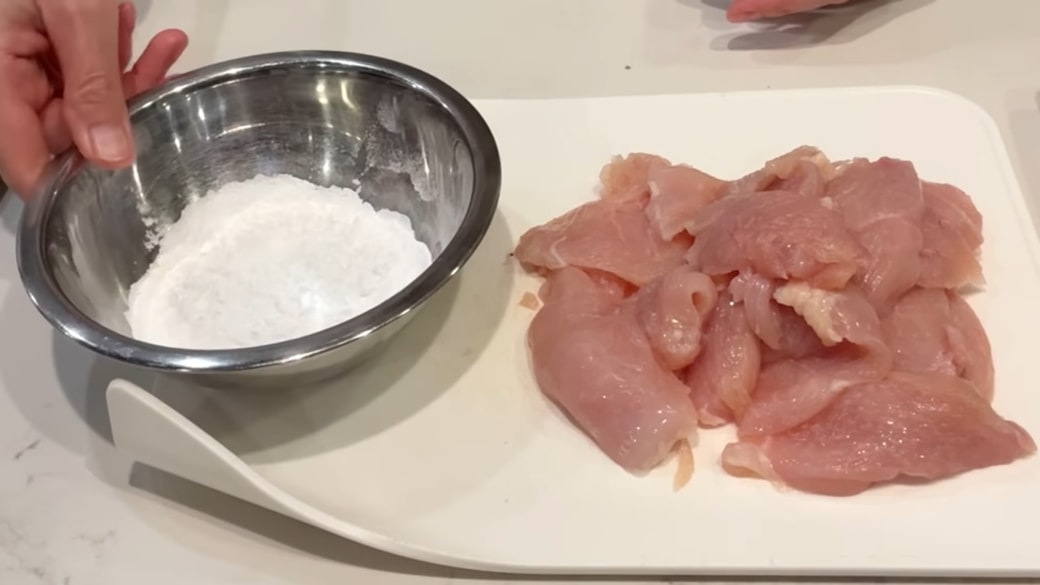 カットした鶏むね肉とかたくり粉
