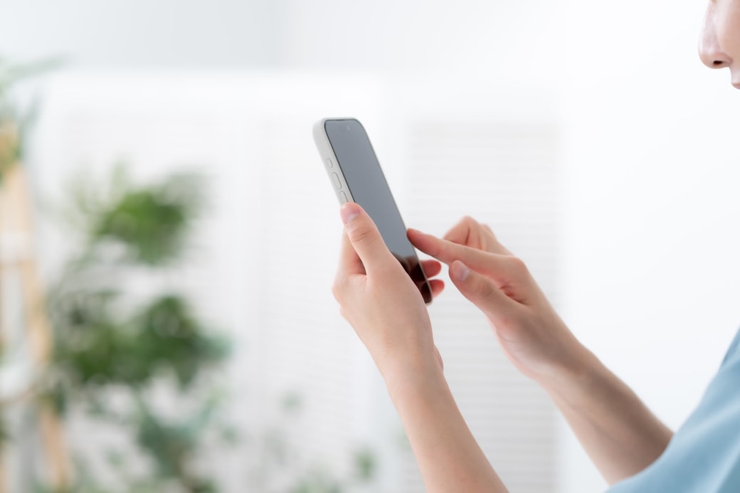 スマホをさわる女性