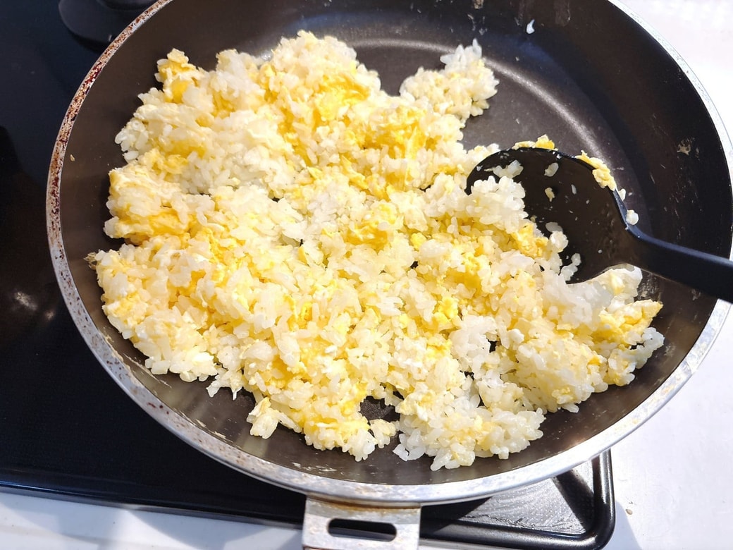 卵が半熟になったら全体を炒める