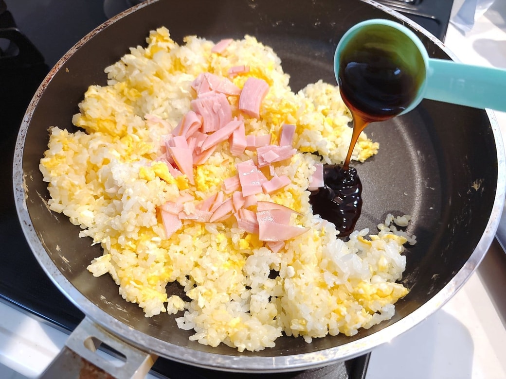 ハムを加えて、オイスターソースで味付けする