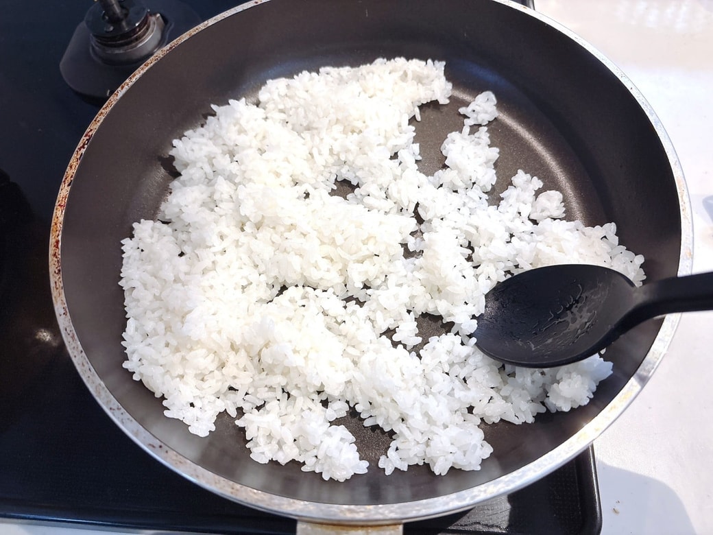 フライパンでごはんを炒める