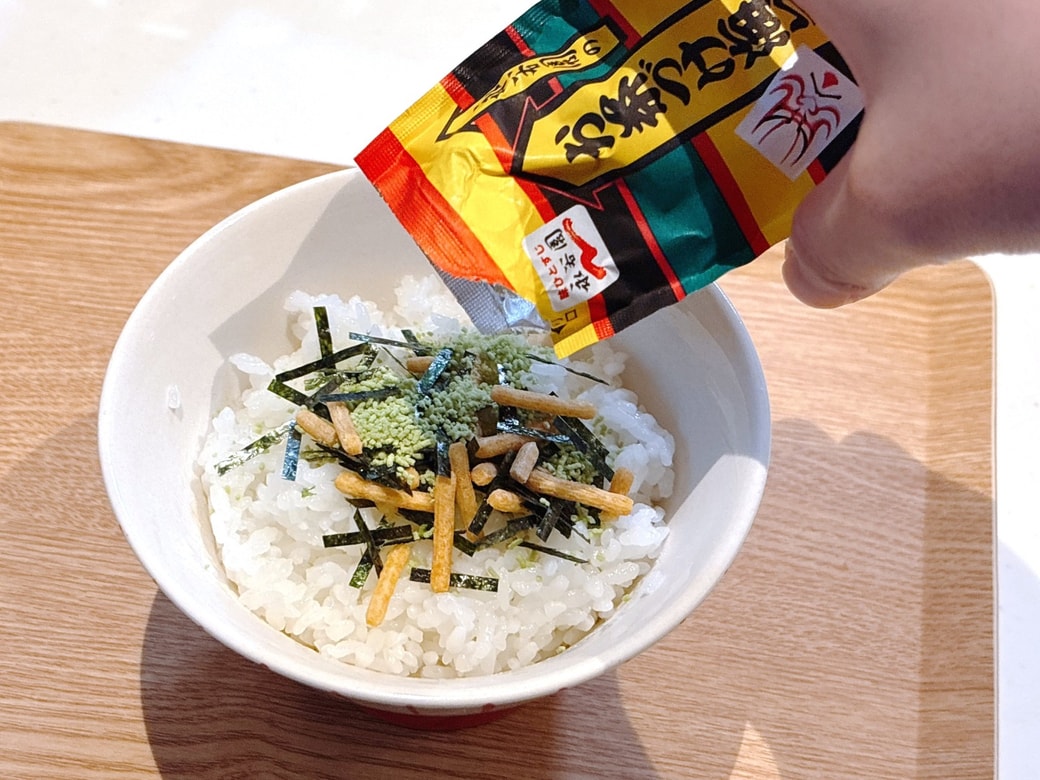 ごはんにお茶漬けの素をかける