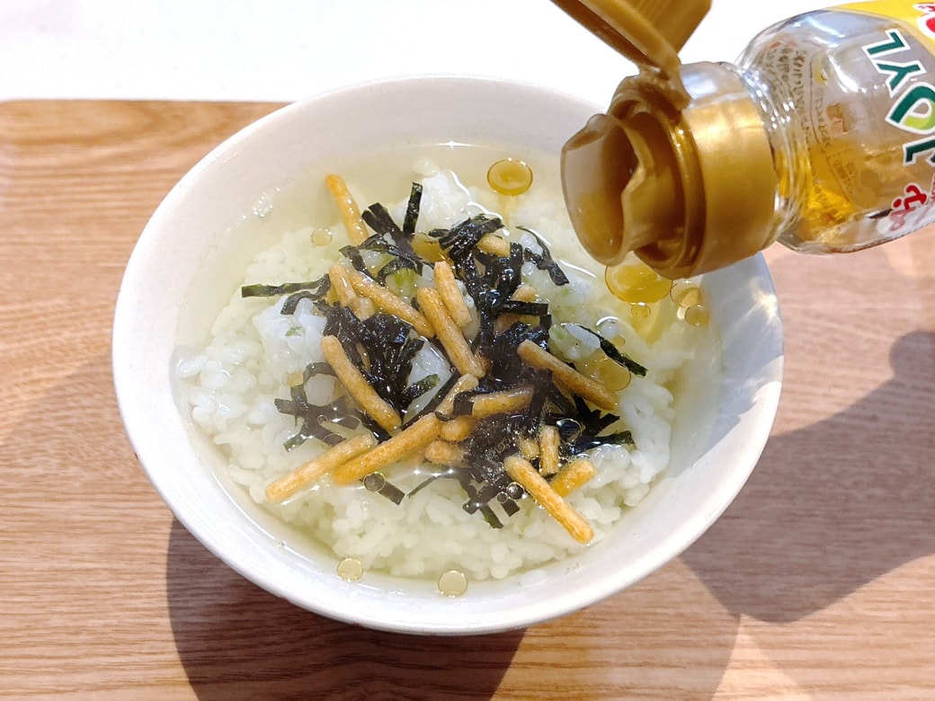 お茶漬けにごま油を回しかける