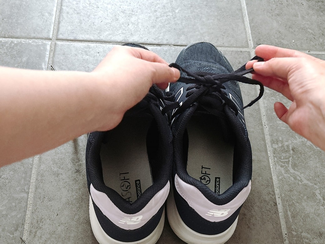 靴紐を蝶結びする