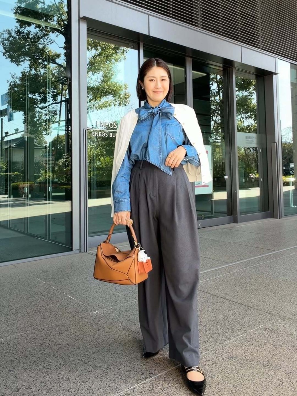 ビッグリボンのついたデニムシャツで華やかに。