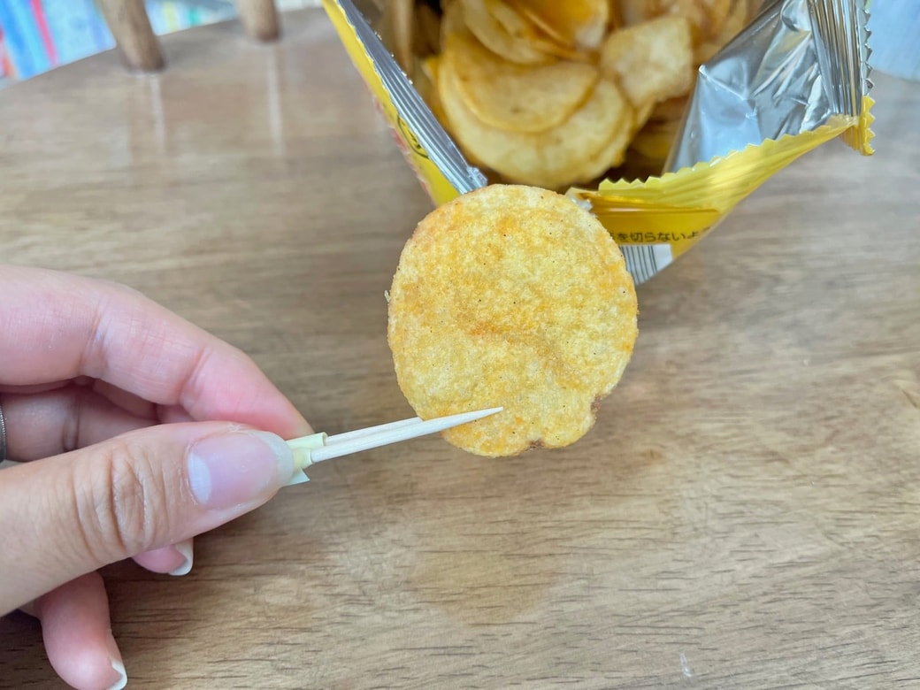 ポテチをつまむ