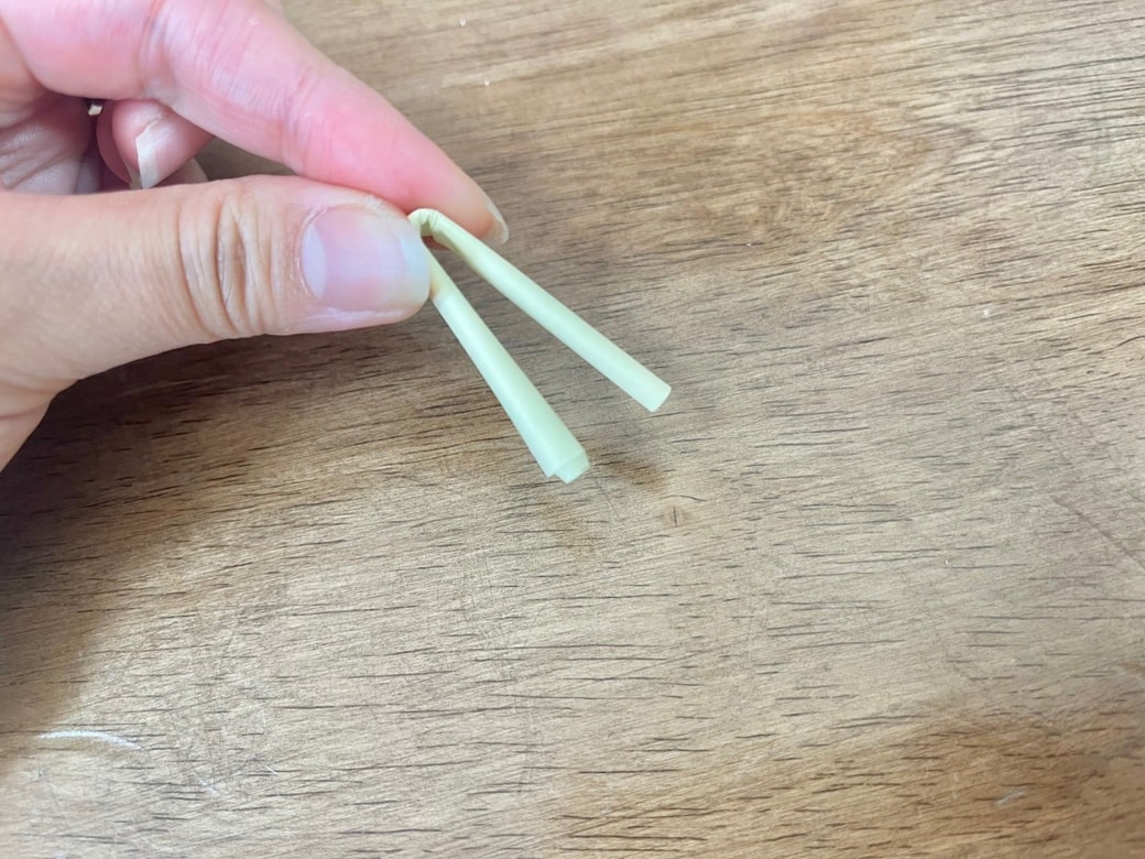 V字になるように半分に折り曲げる