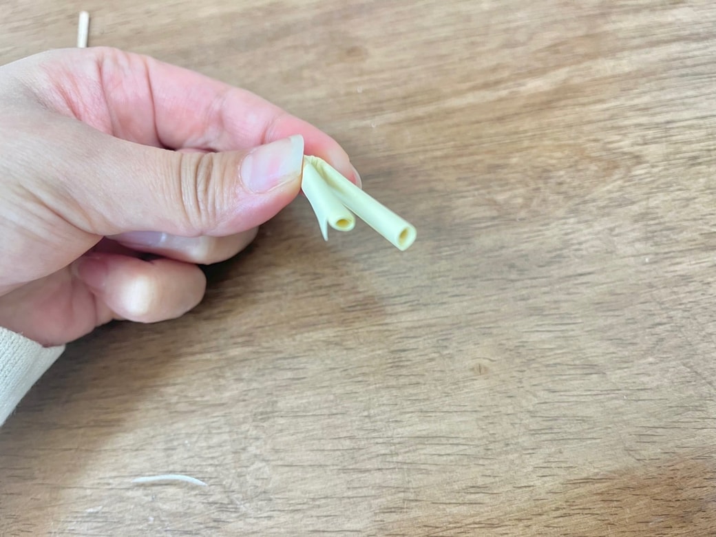 爪楊枝を1本ずつ差し込む