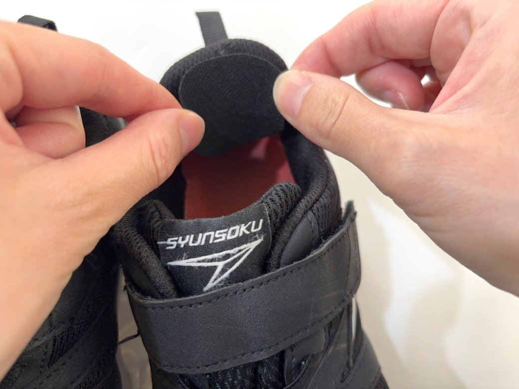 はく離紙をはがして貼る