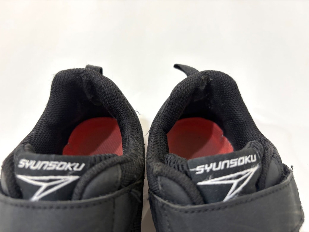 スニーカーのかかとのダメージ