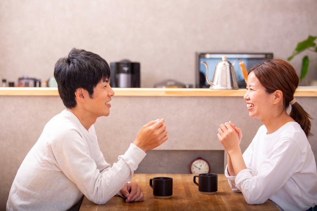 笑顔で会話する夫婦