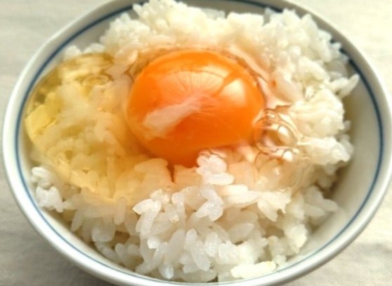 卵を割り入れる。