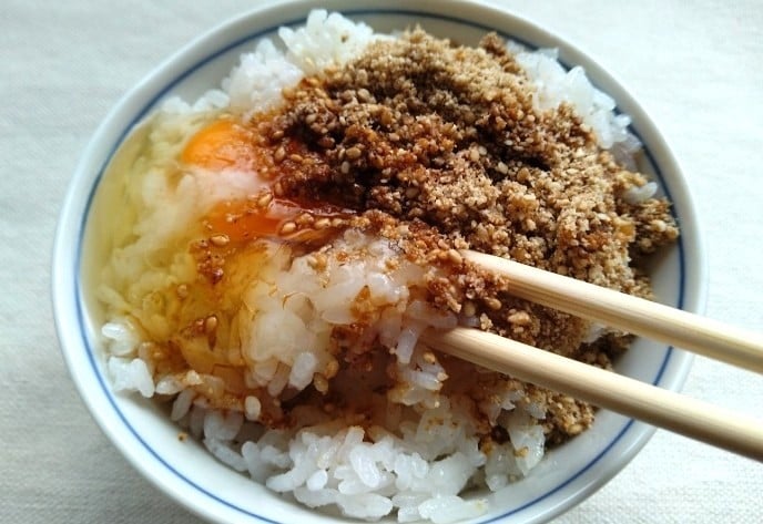 しょうゆをかけ、混ぜながら食べる。