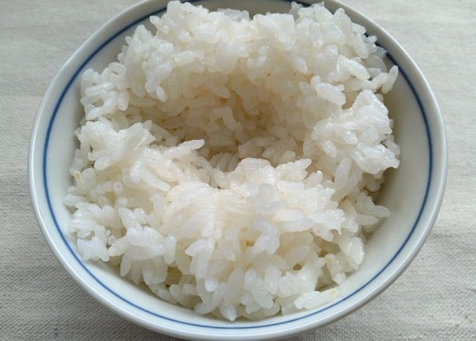 ご飯の中央をくぼませる。