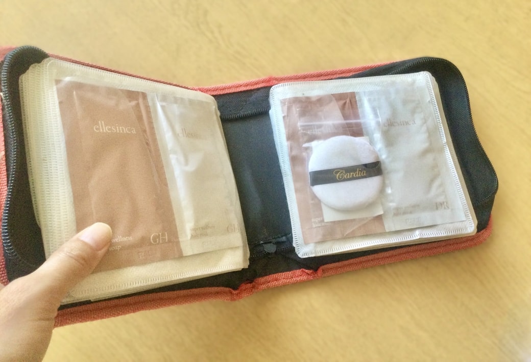 CDケースに試供品を入れる