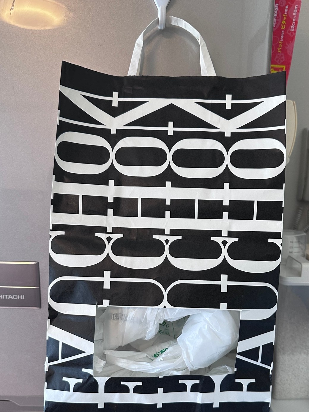 紙袋で「レジ袋ストッカー」が完成！紙袋を冷蔵庫に引っ掛けたところ