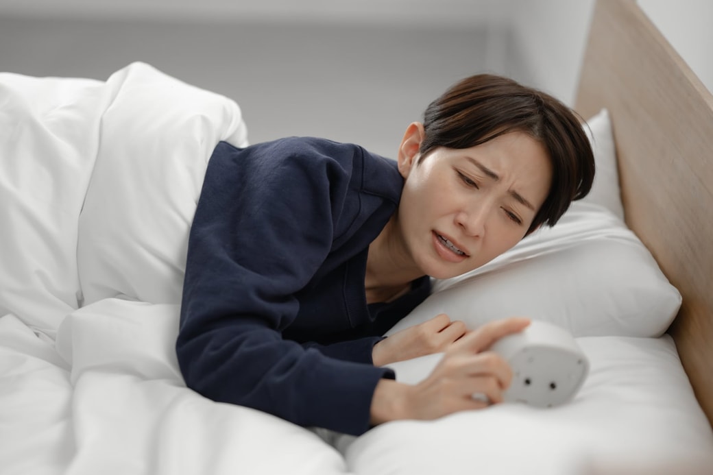 寝坊する女性