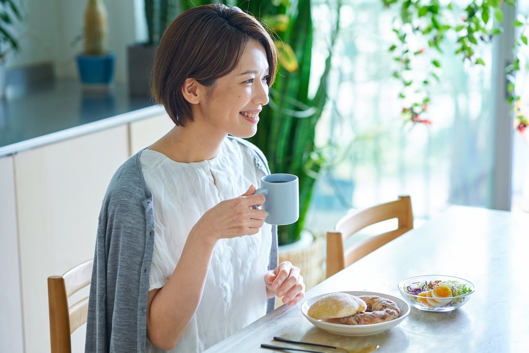 朝食を食べる女性