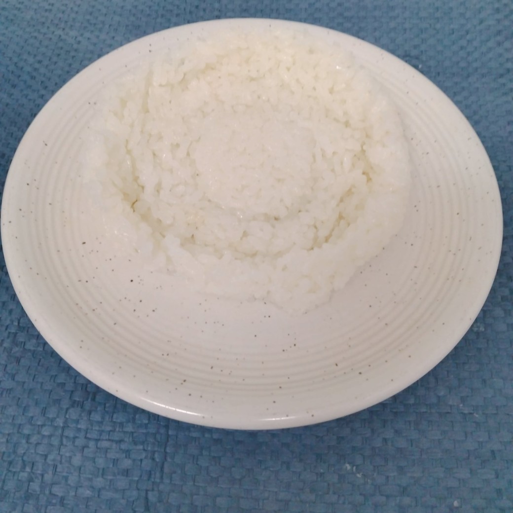 白米を盛りつけた皿